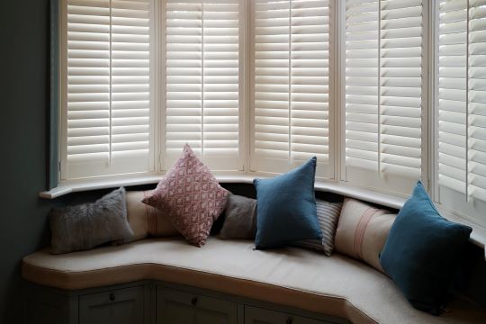 Tilt rod lounge shutters